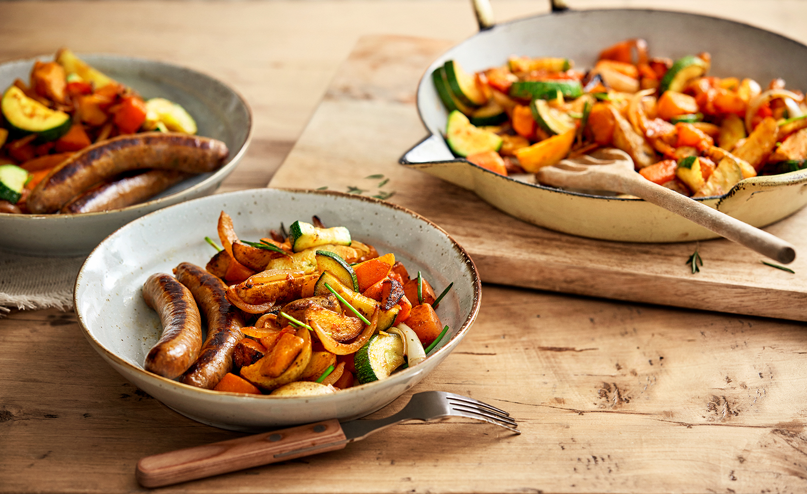 Food fotografie Unox Chipolata worsten met roerbak