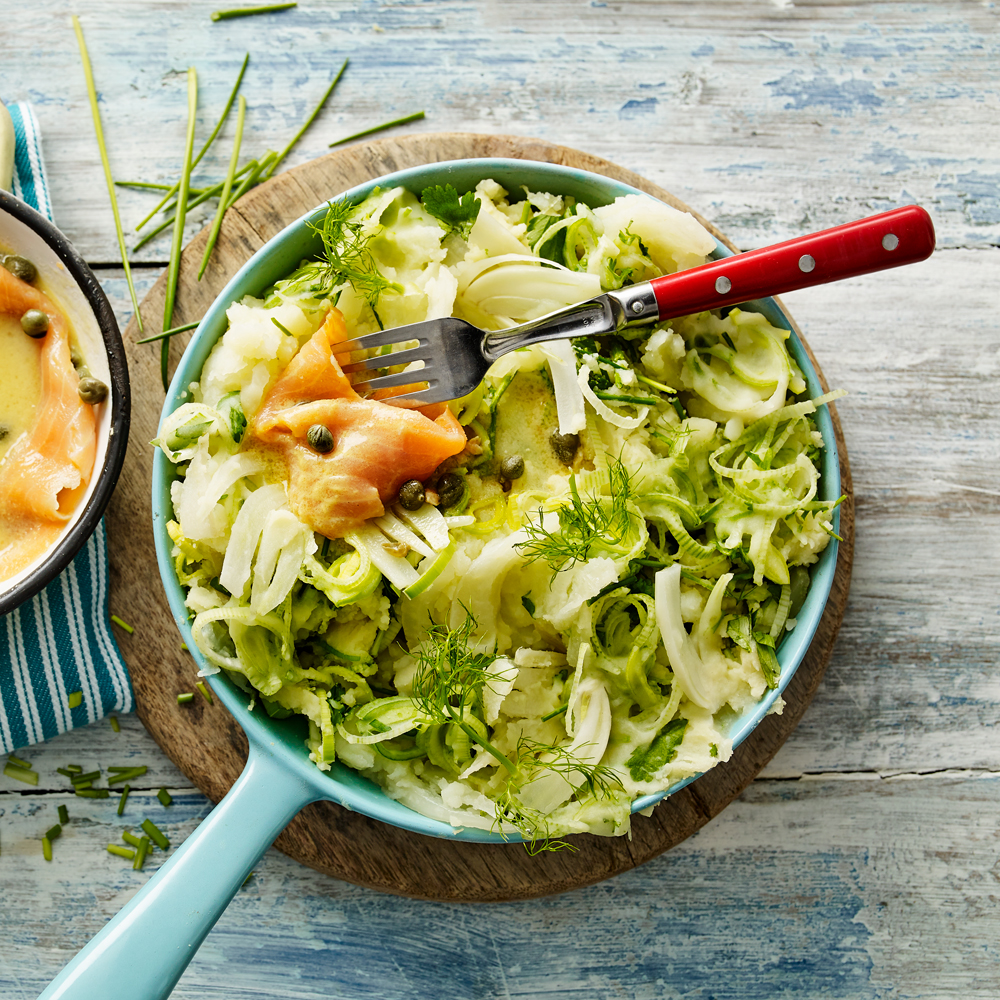 Food fotografie pan met venkelstamppot en zalm