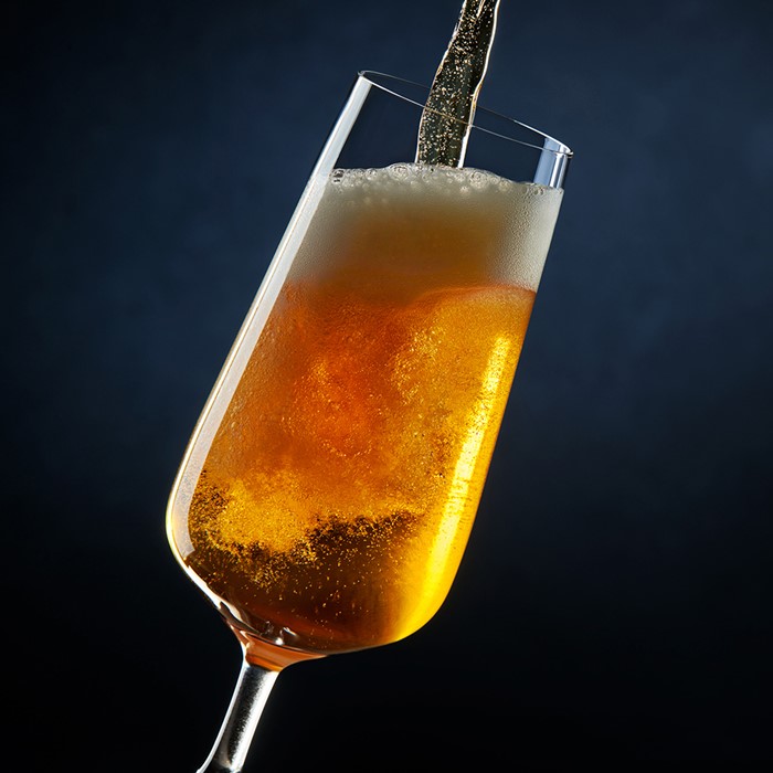 Reclamefotografie bier inschenken in glas