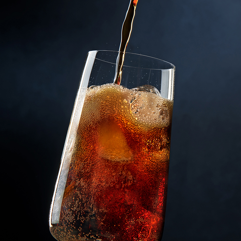 Reclamefotografie frisdank in longdrink inschenken