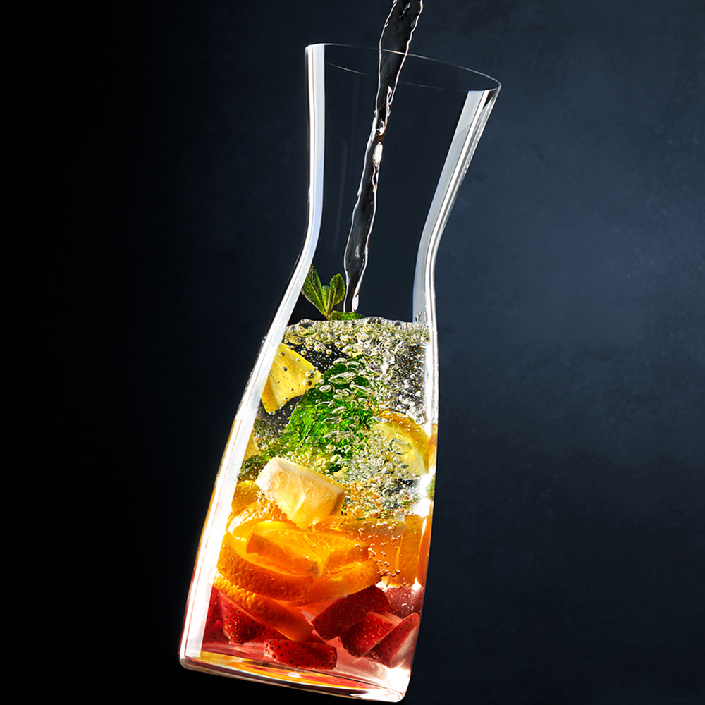 Reclamefotografie inschenkmoment karaf met water en fruit