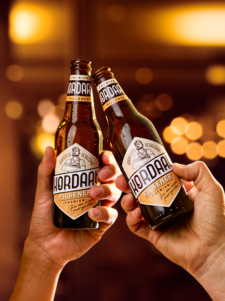 Reclamefotografie van proostende Kordaat bierflesjes