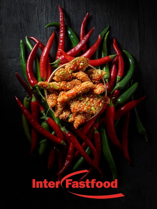 Reclamefotografie Interfastfood gefrituurde spicy kip met pepers