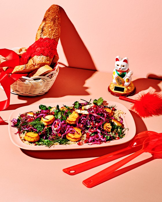 Food fotografie kleurrijke bulgursalade met rode kool