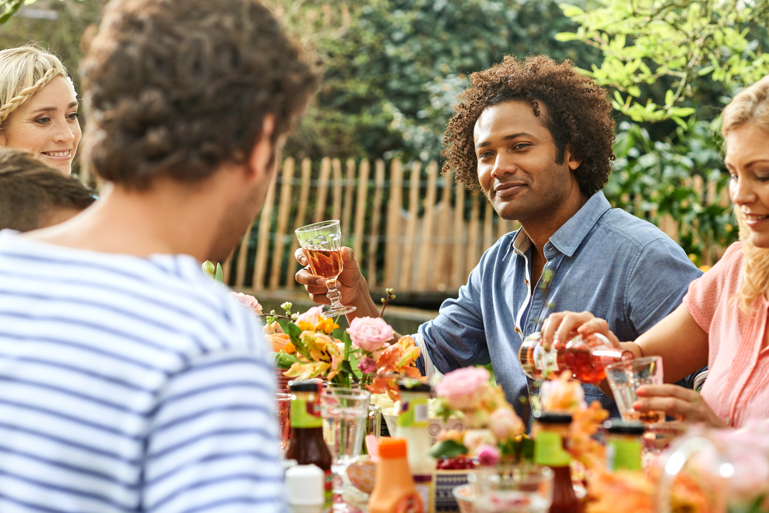 Lifestyle fotografie buiten tafel met eten