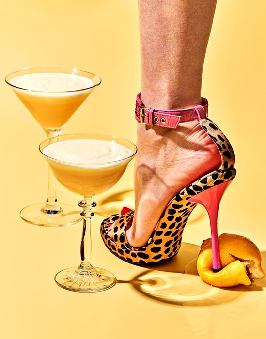 Lifestyle fotografie Lemon Cheesecake martini cocktail en schoen