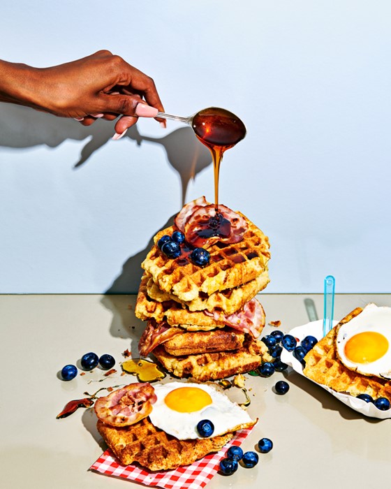 Lifestyle fotografie ontbijtwafels met spek, ei en honing