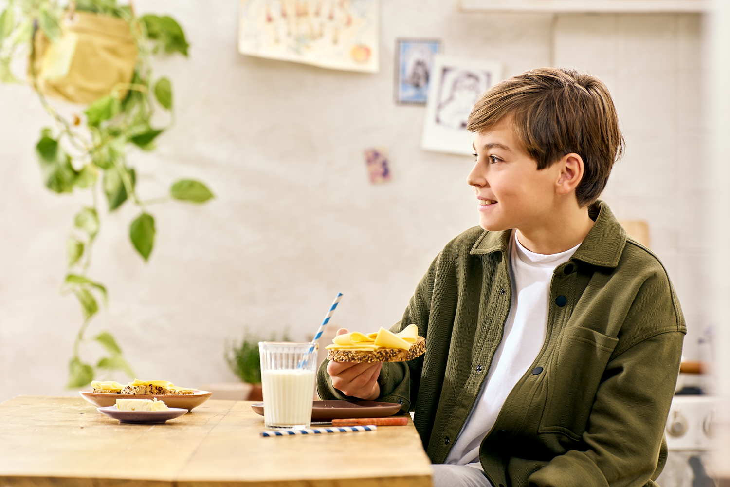 Lifestyle fotografie Jongetje eet een broodje kaas