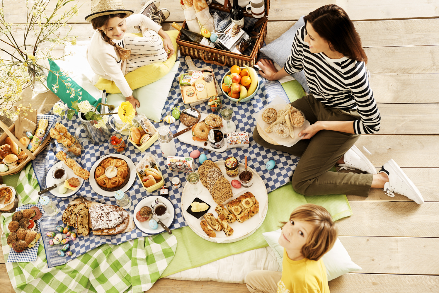 Lifestyle fotografie op locatie met een paasontbijt