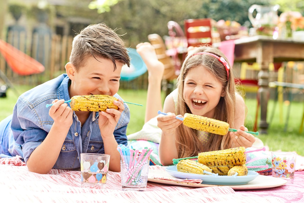 Lifestyle fotografie kinderen eten maïskolf 
