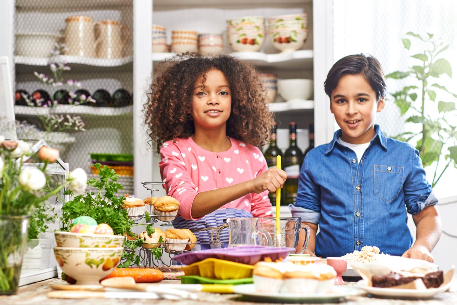 Lifestyle fotografie kinderen bezig in de keuken