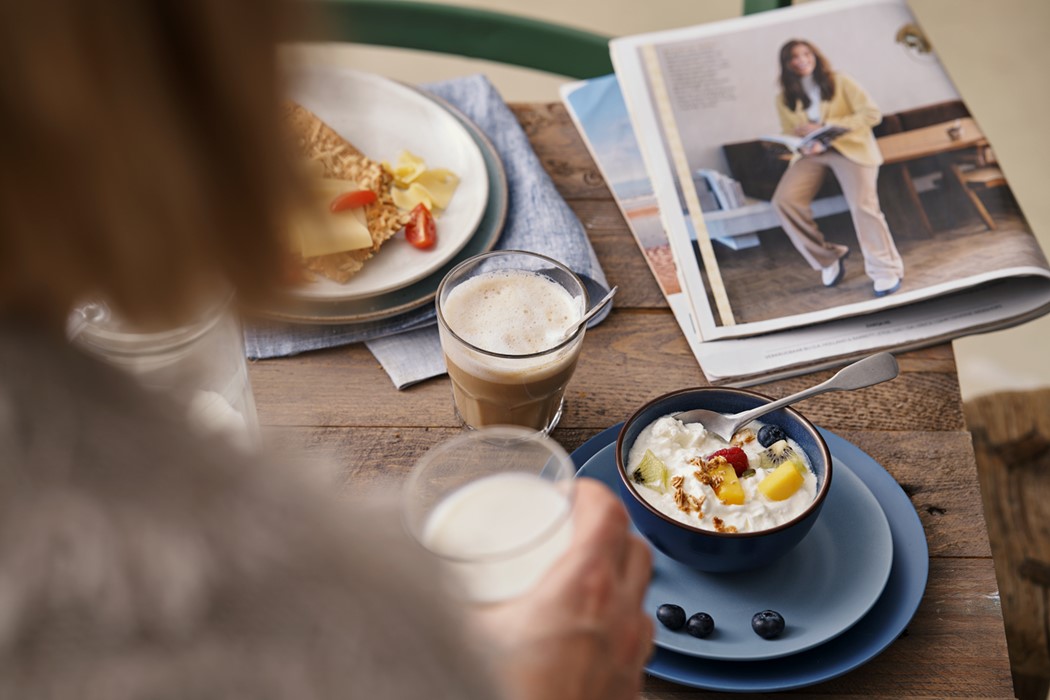 Lifestyle fotografie ontbijt met zuivel en koffie