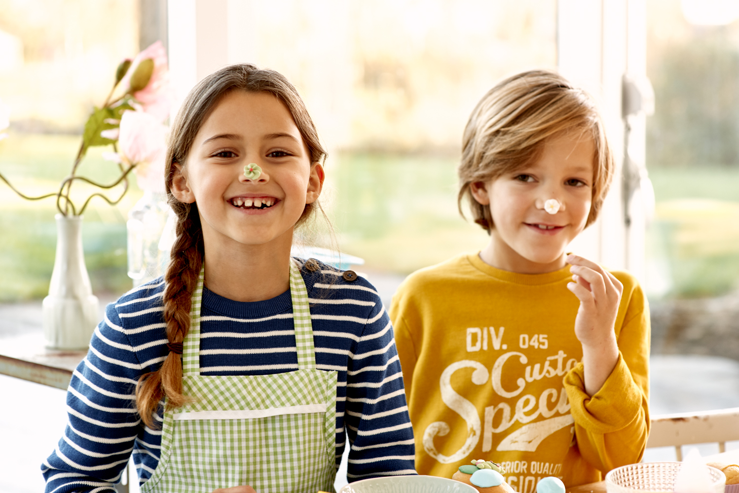 Lifestyle fotografie kinderen met paasontbijt