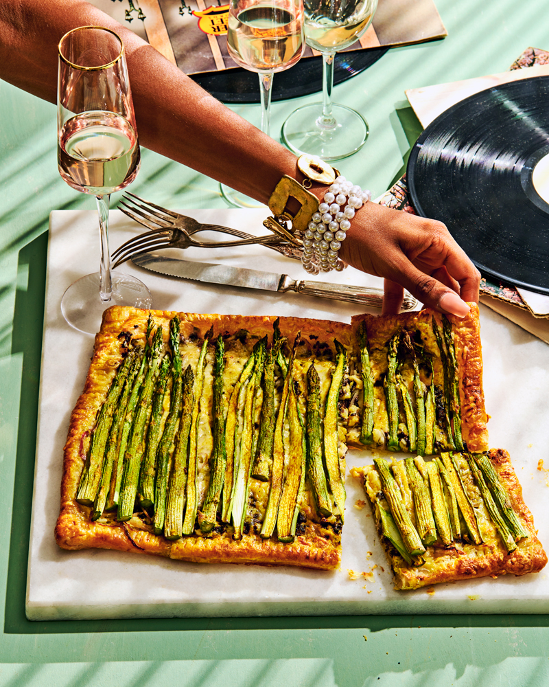 Lifestyle fotografie plaattaart met groene asperges