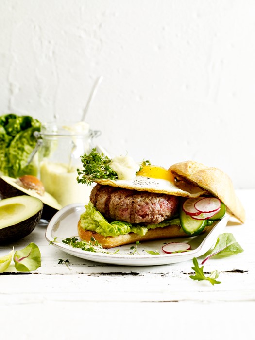 Food Fotografie hamburger met ei en avocado