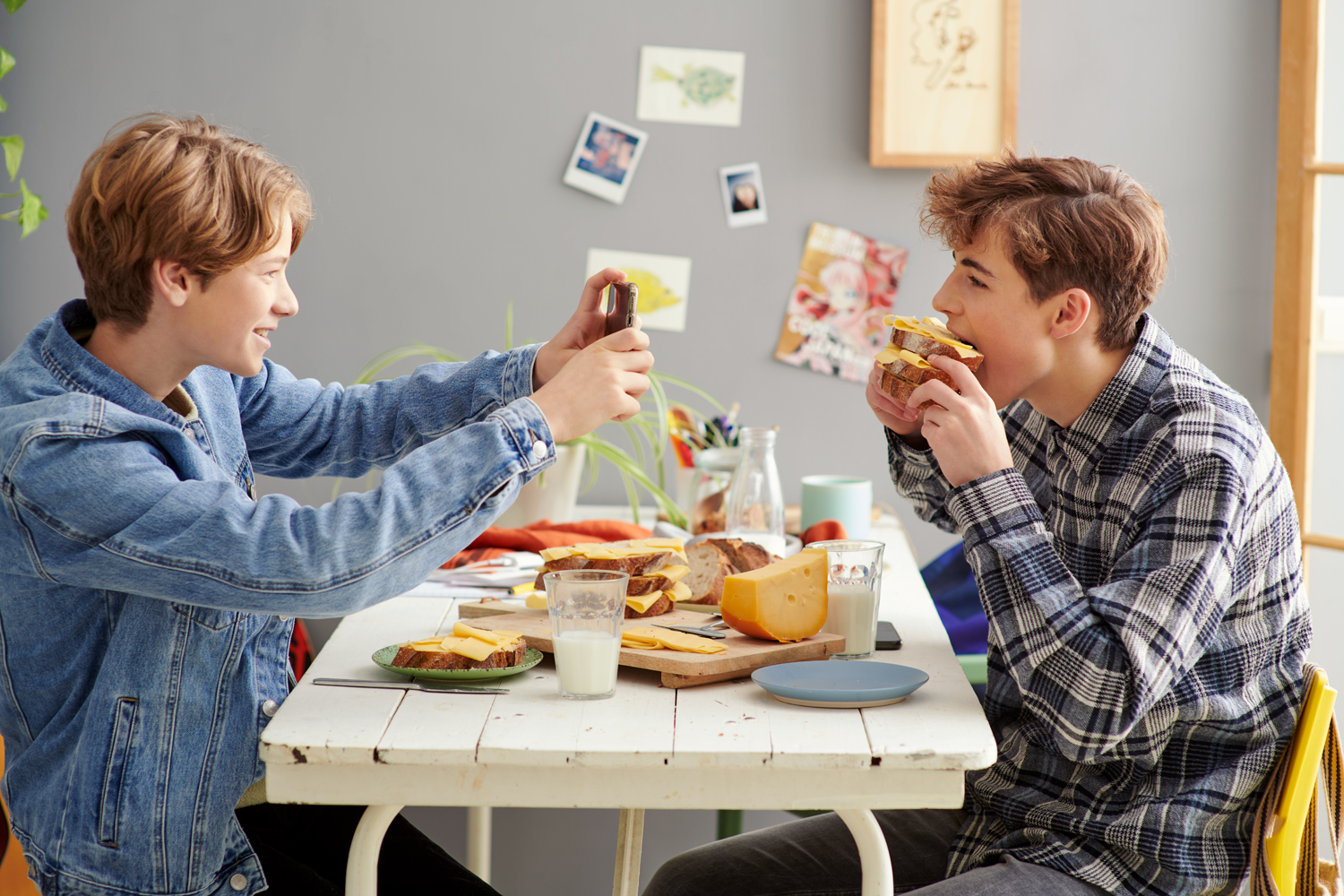 Lifestyle fotografie tieners aan tafel met zuivel