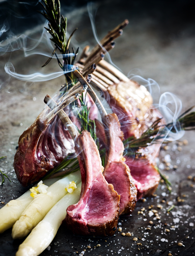 Food fotografie lamsrack met asperges