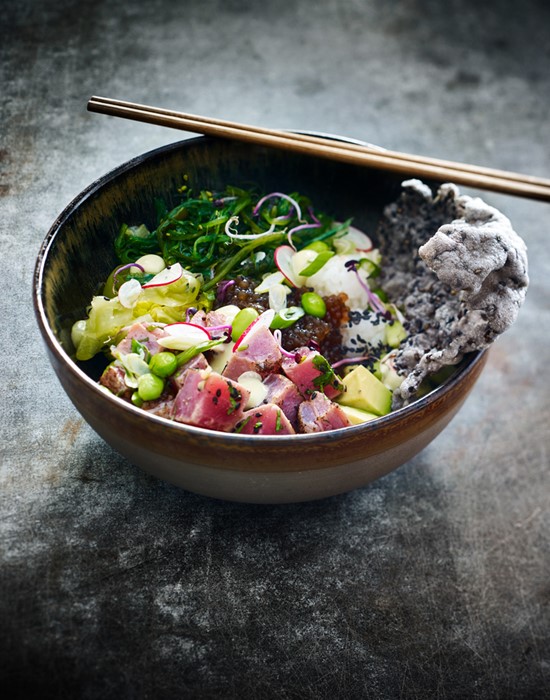 Food fotografie poke bowl met tonijn