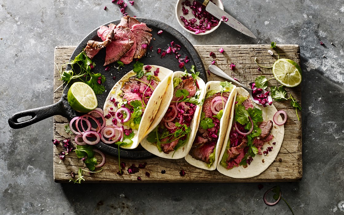 Food fotografie burrito met rosbief op een plank