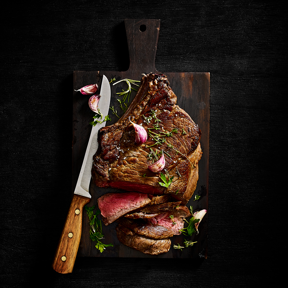 Food fotografie Cote de boeuf op donkere ondergrond